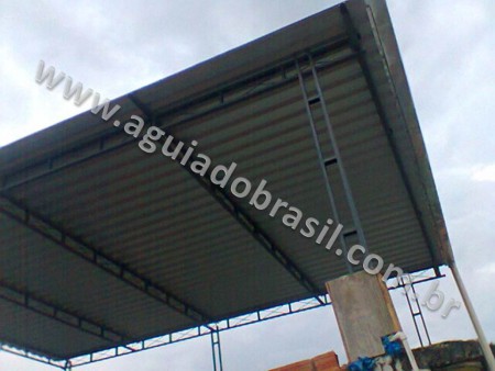 COBERTURA DE FERRO U2 PARA TERRAÇO, NOTE QUE O ESPAÇO ENTRE AS PEÇAS É DE NO MÁXIMO 2,20m, O QUE AUMENTA A SEGURANÇA, E ESTE TERRAÇO NÃO TEM MUROS, FIXAMOS COM COLUNAS INDEPENDENTES. 