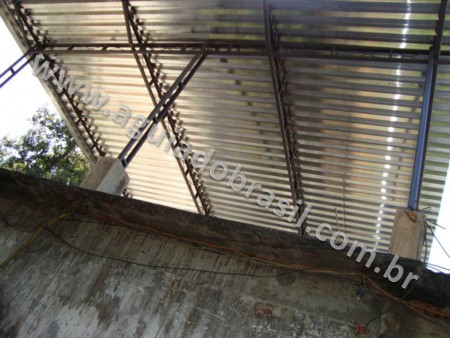 COBERTURA DE TERRAÇO RESIDENCIAL SEM MUROS COM ESTRUTURA EM FERRO U2 E TELHAS DE ALUMÍNIO NA COR NATURAL. 