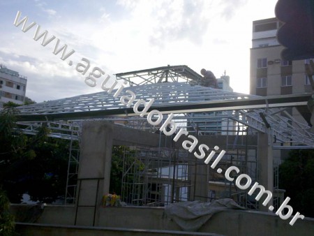 COBERTURA DA RAMPA, TELHAS ECOLÓGICAS ONDULINE, ESTRUTURA EM FERRO U2, UNIVERSIDADE UNIGRANRIO, UNIDADE NOVA IGUAÇU NO COLÉGIO IGUASSUANO.