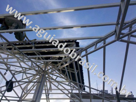 COBERTURA DA RAMPA, TELHAS ECOLÓGICAS ONDULINE, ESTRUTURA EM FERRO U2, UNIVERSIDADE UNIGRANRIO, UNIDADE NOVA IGUAÇU NO COLÉGIO IGUASSUANO.