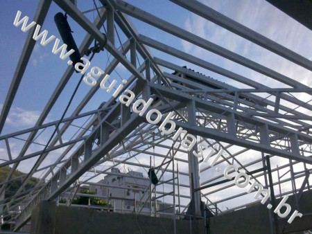 COBERTURA DA RAMPA, TELHAS ECOLÓGICAS ONDULINE, ESTRUTURA EM FERRO U2, UNIVERSIDADE UNIGRANRIO, UNIDADE NOVA IGUAÇU NO COLÉGIO IGUASSUANO.